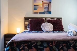 Esmond Lake Light Filled Home Ballarat Victoria - BnB Coast 2 Coast
