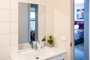 Esmond Lake Light Filled Home Ballarat Victoria - BnB Coast 2 Coast