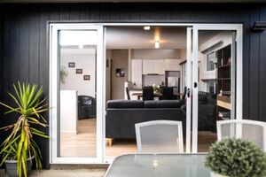 Esmond Lake Light Filled Home Ballarat Victoria - BnB Coast 2 Coast